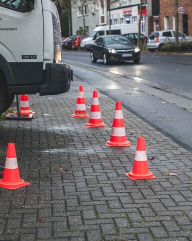 Cônes de chantier devant un véhicule