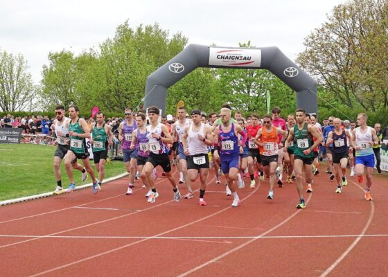 Coureurs au Stade Alain Métayer au départ du 10 km de Bressuire (13/04/2025)