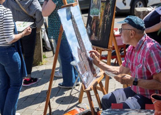 Peintre peignant l'église Notre-Dame de Bressuire lors de la Place du Tertre (Mai 2025)